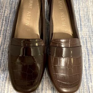 Anne Cline iflex shoes. Size 9.5M Brown. 1” heal. Preowned. Man made material.